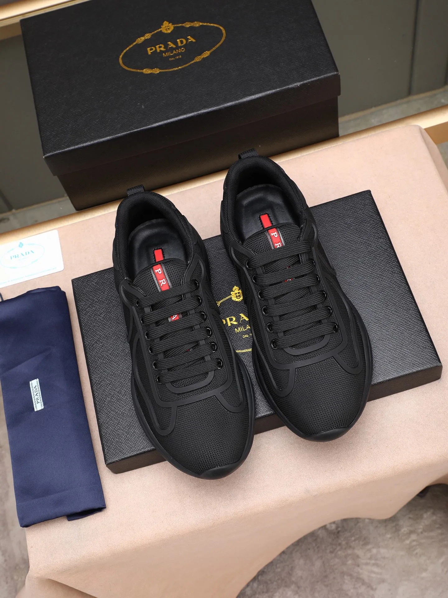 Men's shoes 💰400 PRADA/Prada men's lace-up casual sports shoes, the upper is made of imported rubber and breathable mesh. It is soft, comfortable and breathable. The tongue is decorated with the PRADA brand letter logo. The thick rubber sole echoes the red label tongue. The style is fashionable and elegant. The details are carefully crafted. A casual sports shoe with a super western style and excellent breathability!  Size: 38-44 (45 46 customized)